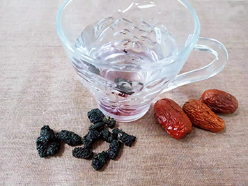 桑葚干红枣泡水喝的功效和作用