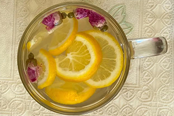 柠檬片加玫瑰花泡水的功效与作用
